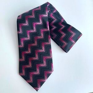 A Sharp Looking Black and Pink Zig Zag Patterned Tie Size (OS)